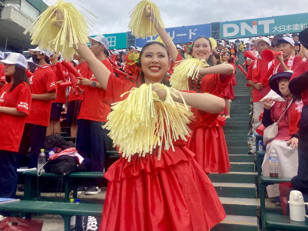 有明対東日本国際大昌平　アルプスで応援するフラダンスチーム「Uilani hoa hele」（撮影・高橋香奈）
