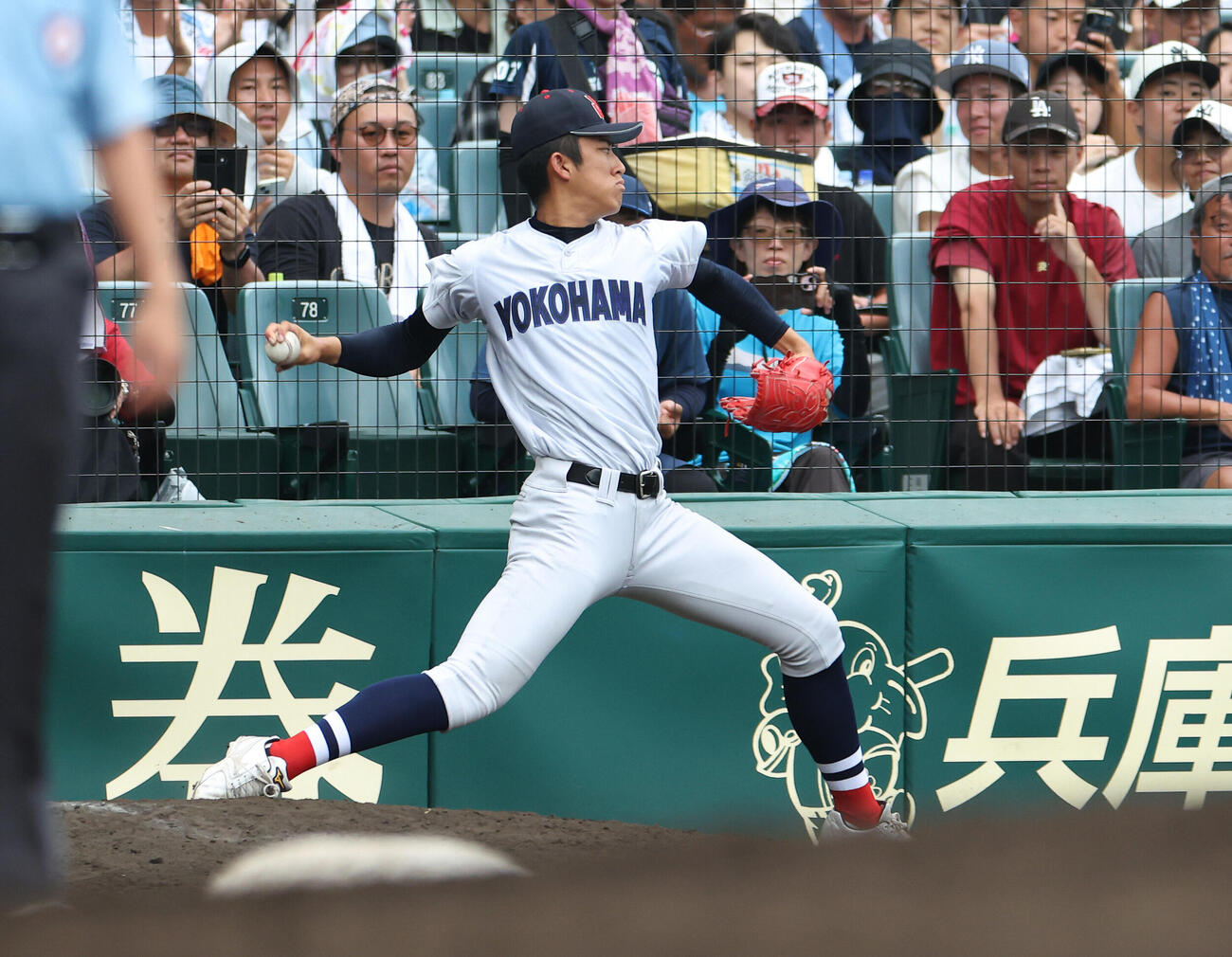横浜対霞ケ浦　5回表、ブルペン調整する横浜・織田翔希（撮影・河田真司）