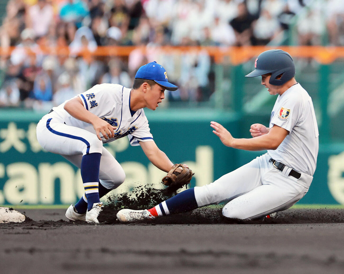 横浜対霞ケ浦　1回表横浜1死一、三塁、打者川上慧の時、一走池田聖摩（右）は二盗を狙うがタッチアウト（撮影・上山淳一）