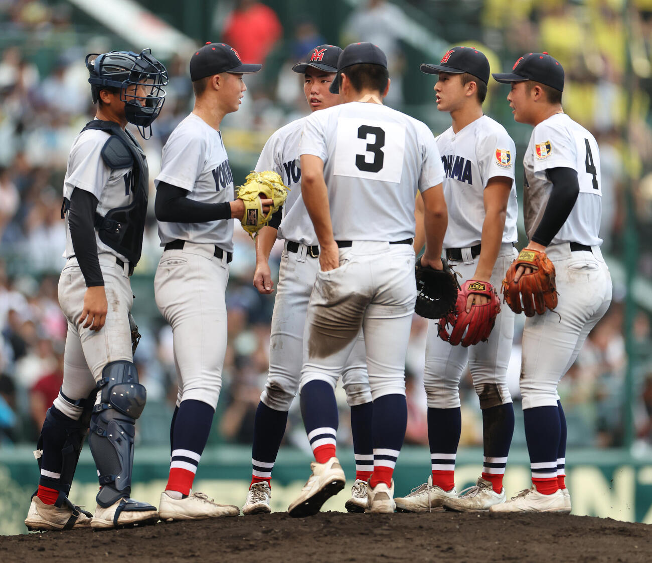 横浜対霞ケ浦　4回裏、マウンドに集まる横浜ナイン（撮影・河田真司）