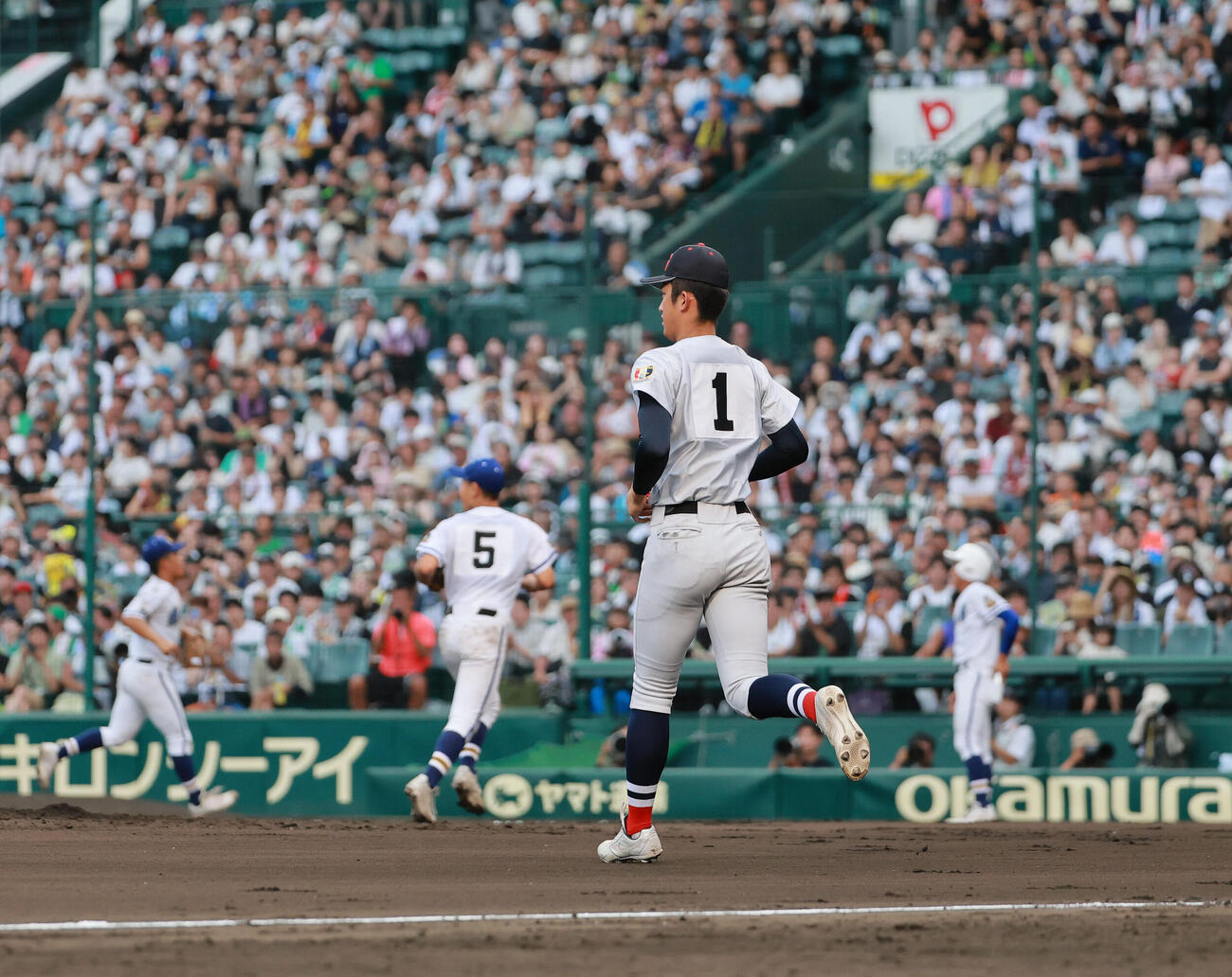 横浜対霞ケ浦　6回裏、マウンドへ向かう横浜エース織田翔希（撮影・上山淳一）
