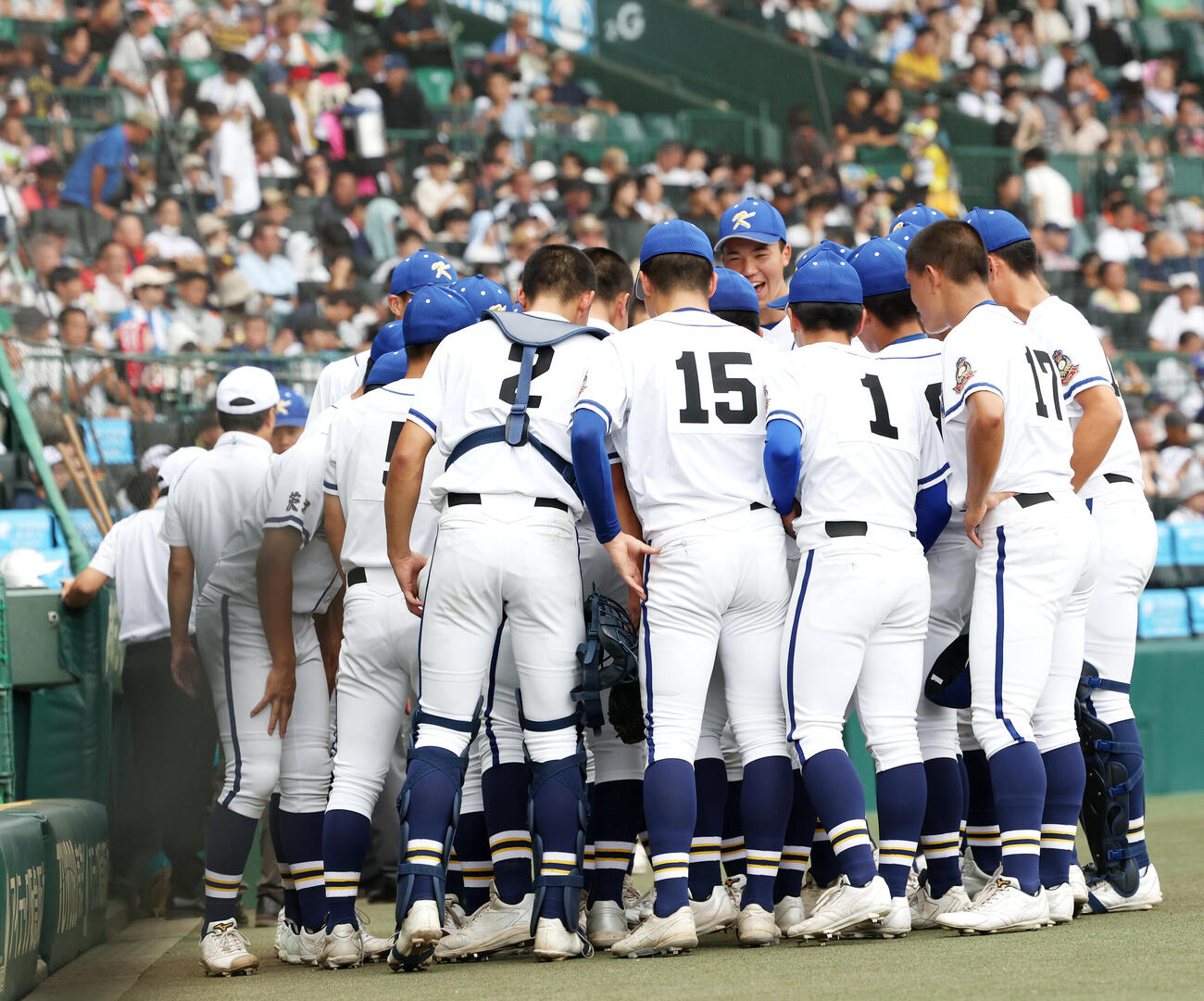 横浜対霞ケ浦　試合前円陣を組む霞ケ浦（撮影・河田真司）