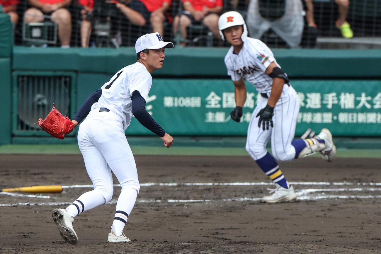 佐野日大対健大高崎　2回裏健大高崎2死一、二塁、神崎翔斗（右）に左前適時打を浴びる鈴木有