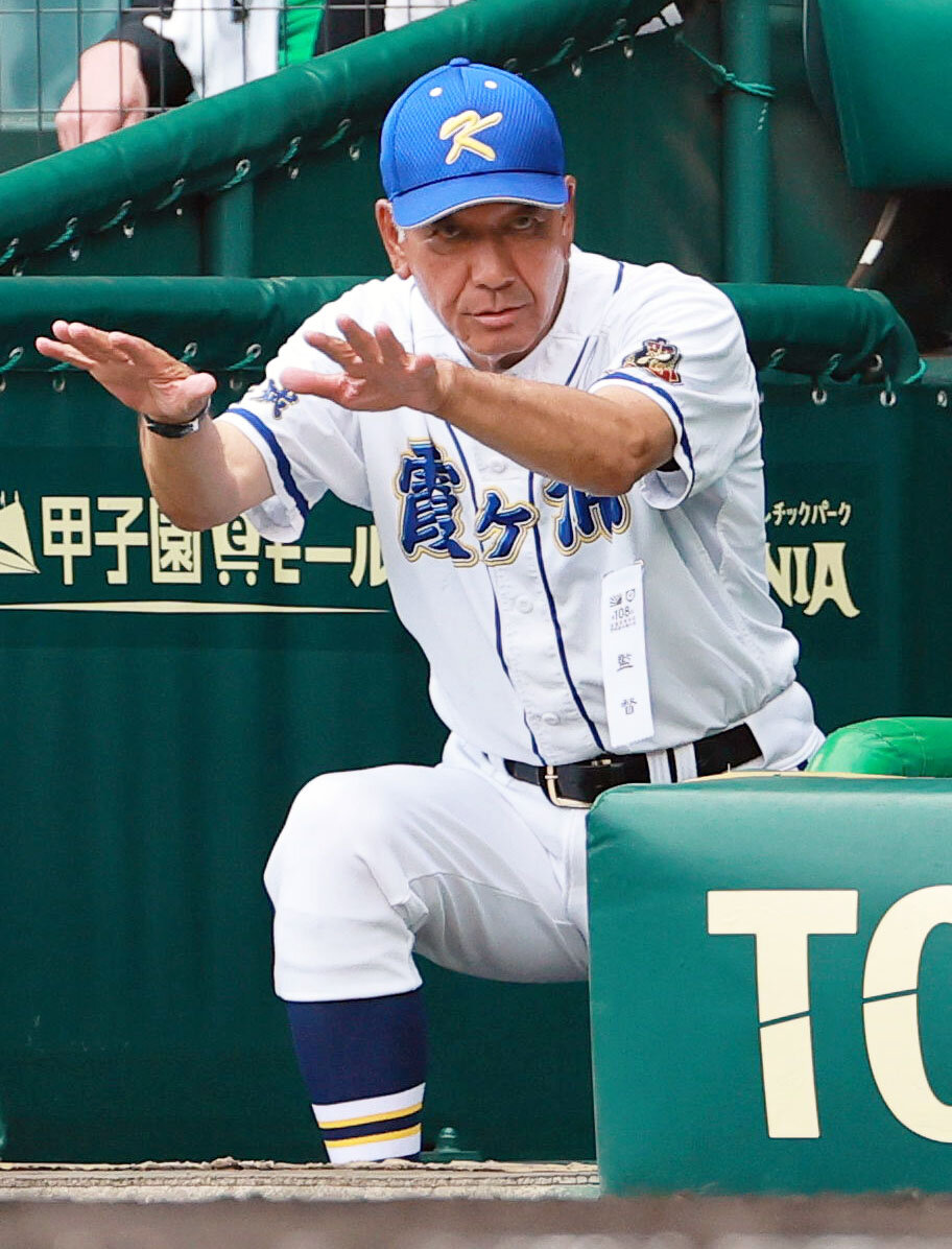 横浜対霞ケ浦　ベンチから指示を出す霞ケ浦の高橋祐二監督（撮影・上山淳一）