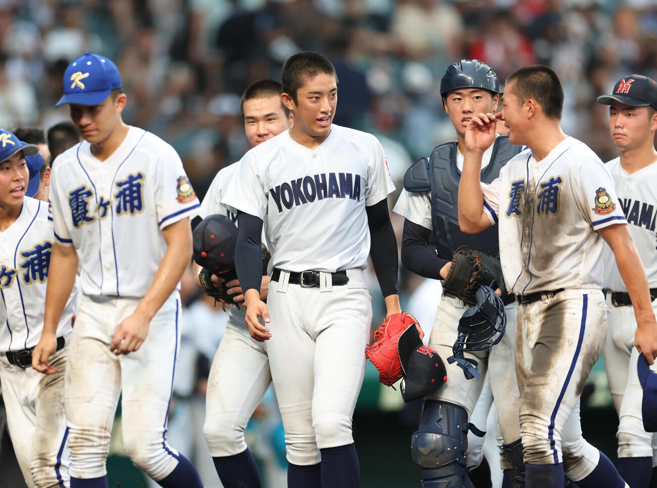 横浜対霞ケ浦　試合後、霞ケ浦の選手たちと健闘をたたえ合う織田翔希（中央）ら横浜の選手たち（撮影・河田真司）