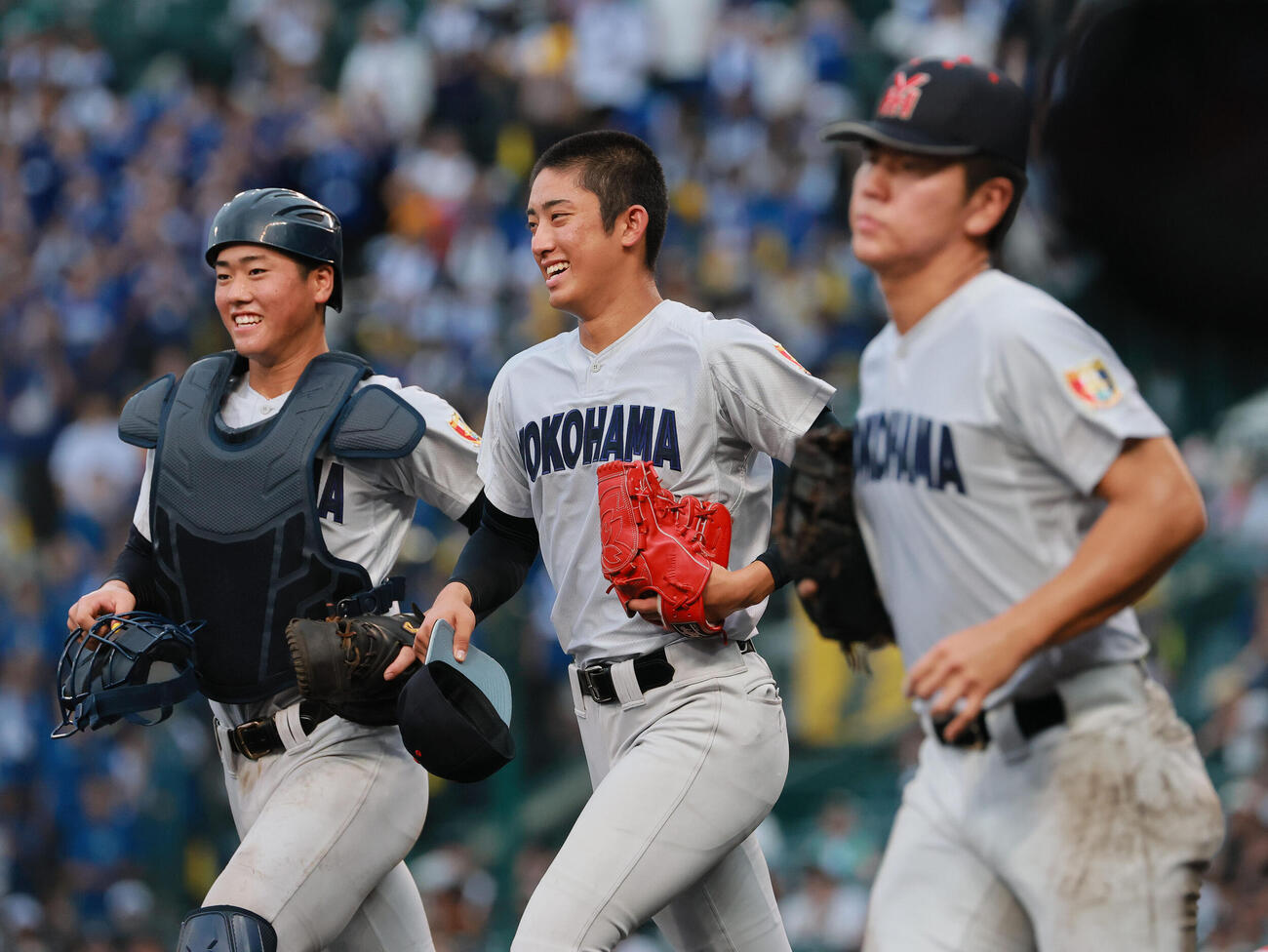 横浜対霞ケ浦　霞ケ浦に勝利し、スタンドの応援団の元へ駆け出す横浜エース織田翔希（中央）（撮影・上山淳一）