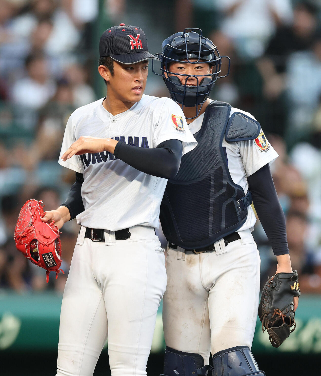 横浜対霞ケ浦　9回裏、最終打者を抑え霞ケ浦に勝利し、言葉を交わす横浜・織田翔希（左）と脇山魁音（撮影・河田真司）