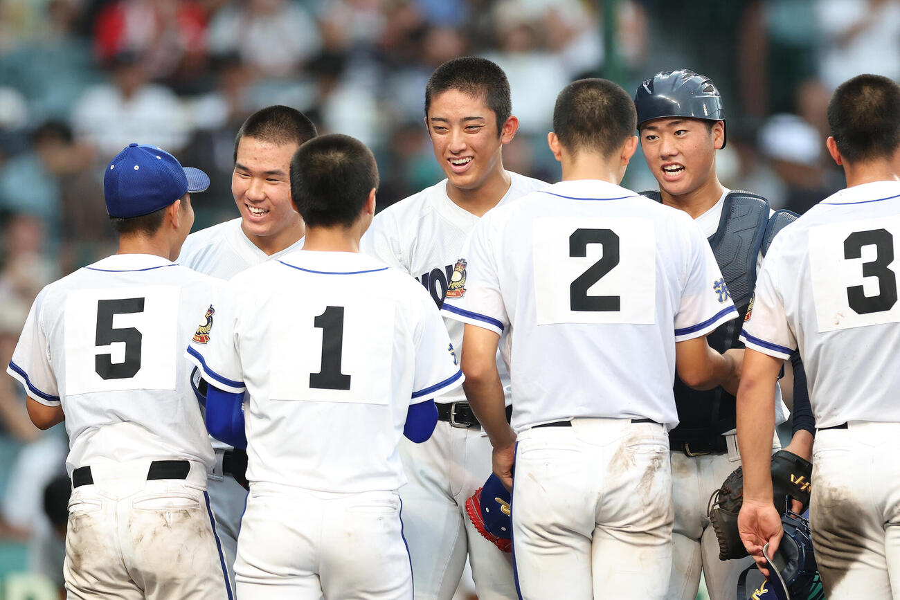 横浜対霞ケ浦　試合後、霞ケ浦の選手たちと健闘をたたえ合う織田翔希（中央）ら横浜の選手たち（撮影・河田真司）