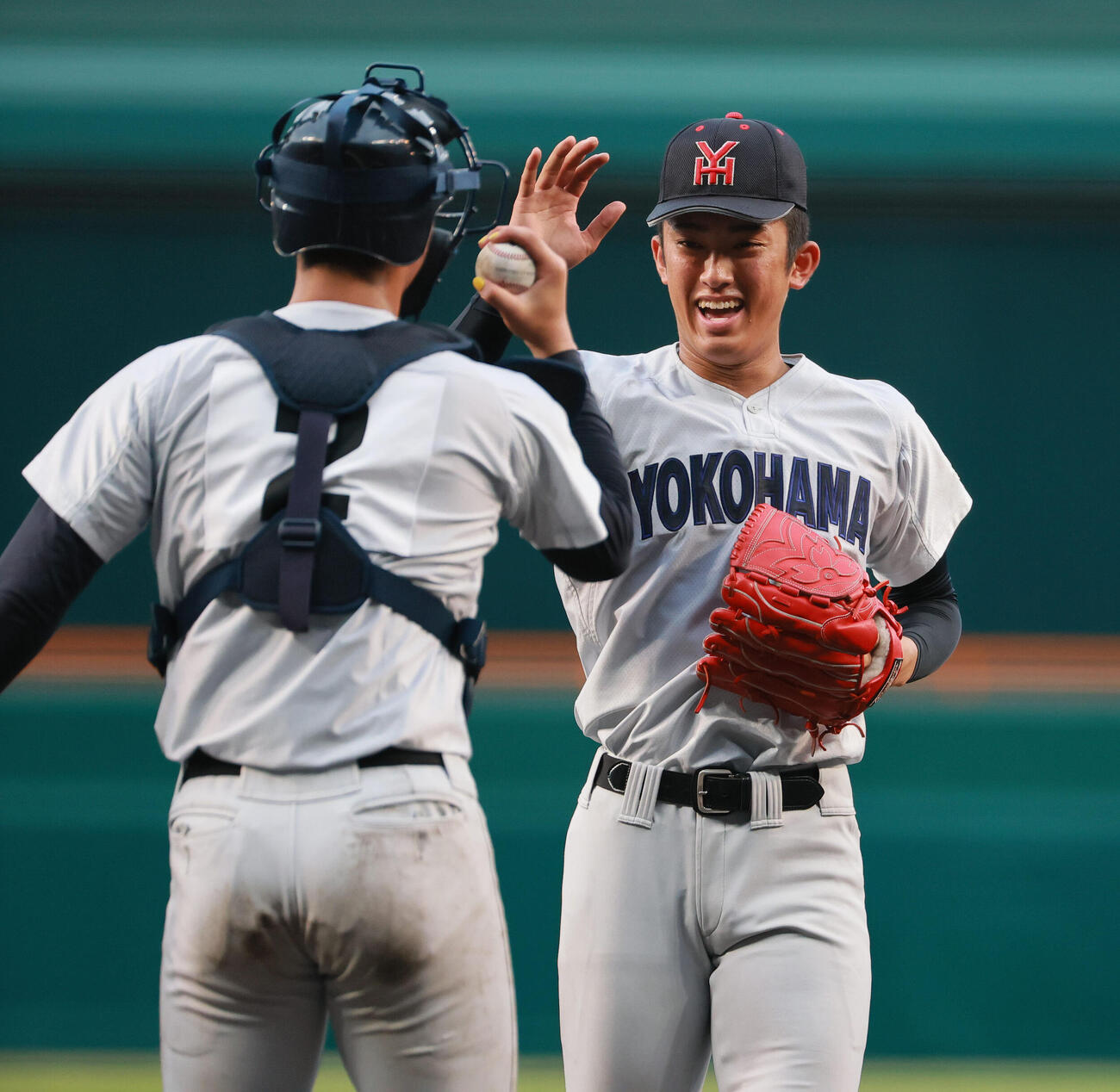 横浜対霞ケ浦　9回裏霞ケ浦2死、織田翔希（右）は最終打者・代打小貫颯斗を空振り三振に仕留め捕手脇山魁音と笑顔でハイタッチする（撮影・上山淳一）