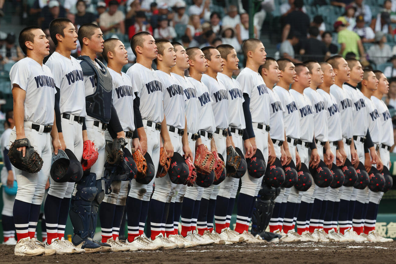 横浜対霞ケ浦　霞ケ浦に勝利し、校歌を歌う横浜の選手たち（撮影・河田真司）