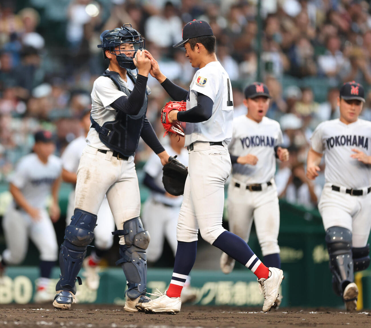 横浜対霞ケ浦　9回裏、最終打者を抑え霞ケ浦に勝利し、タッチを交わす横浜・脇山魁音（左）と織田翔希（撮影・河田真司）