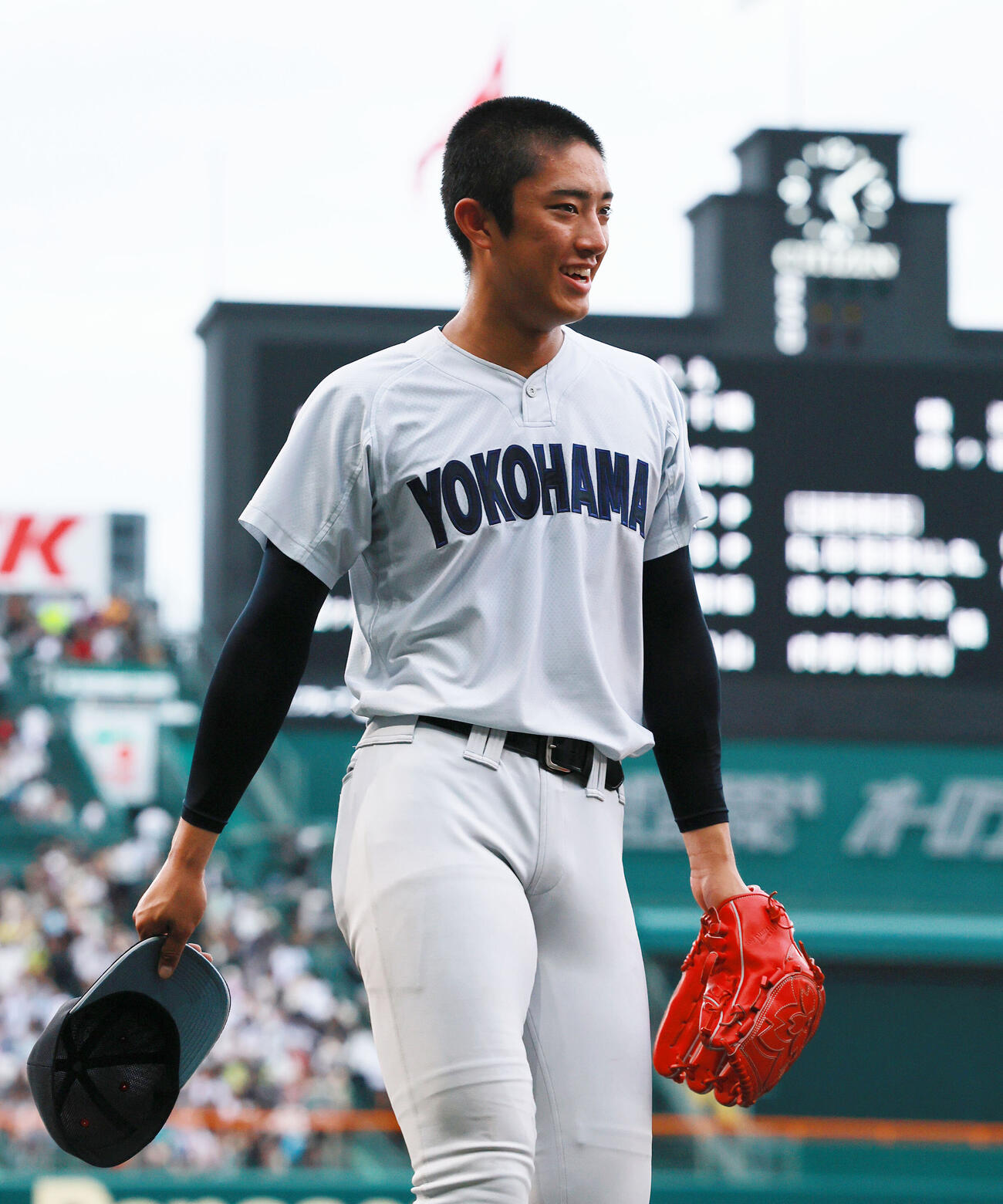 横浜対霞ケ浦　霞ケ浦に勝利し笑顔で引き揚げる横浜エース織田翔希（撮影・上山淳一）