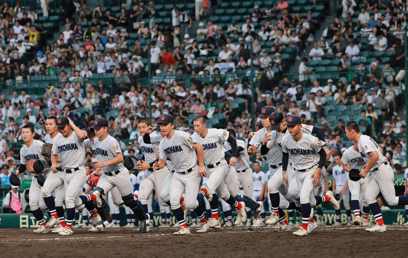横浜対霞ケ浦　霞ケ浦に勝利し、スタンドの応援団の元へ駆け出す横浜ナイン（撮影・上山淳一）