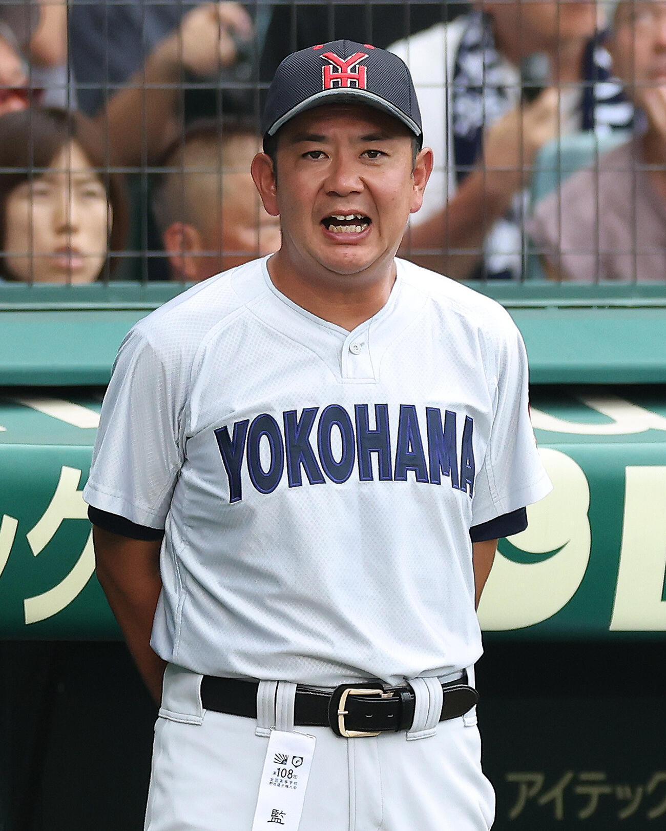 横浜対霞ケ浦　2回裏、戦況を見守る横浜・村田浩明監督（撮影・河田真司）