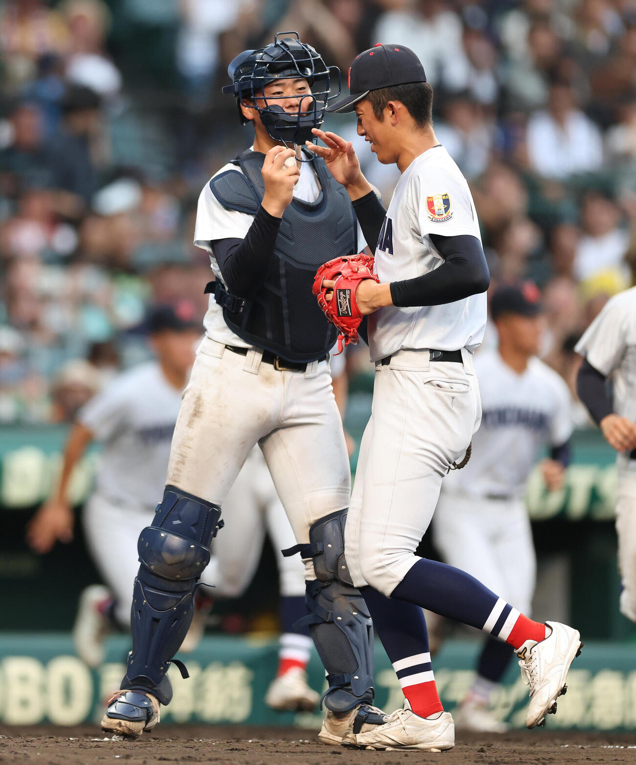 横浜対霞ケ浦　9回裏、最終打者を抑え霞ケ浦に勝利し、タッチを交わす横浜・脇山魁音（左）と織田翔希（撮影・河田真司）