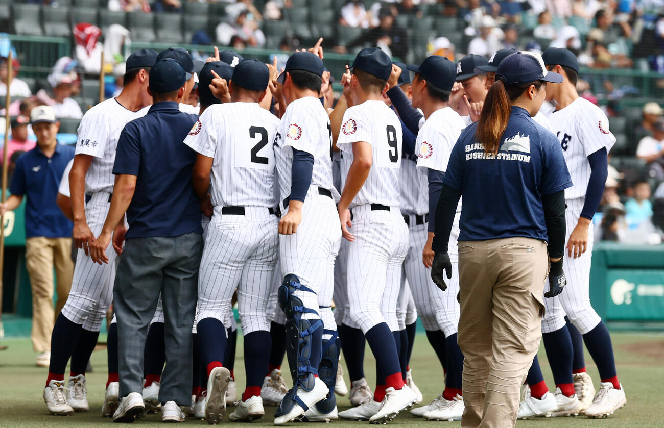 有明対東日本国際大昌平　試合前に円陣を組んで気持ちを高め合う有明ナイン（撮影・加藤哉）