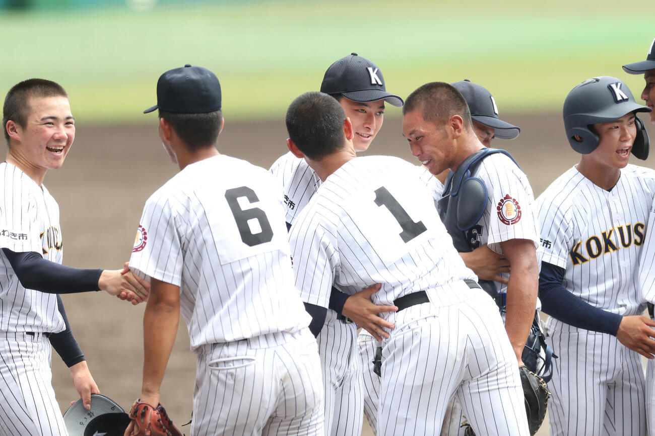 有明対東日本国際大昌平　有明の選手たちと健闘をたたえ合う東日本国際大昌平・照沼佑崇（中央）（撮影・河田真司）