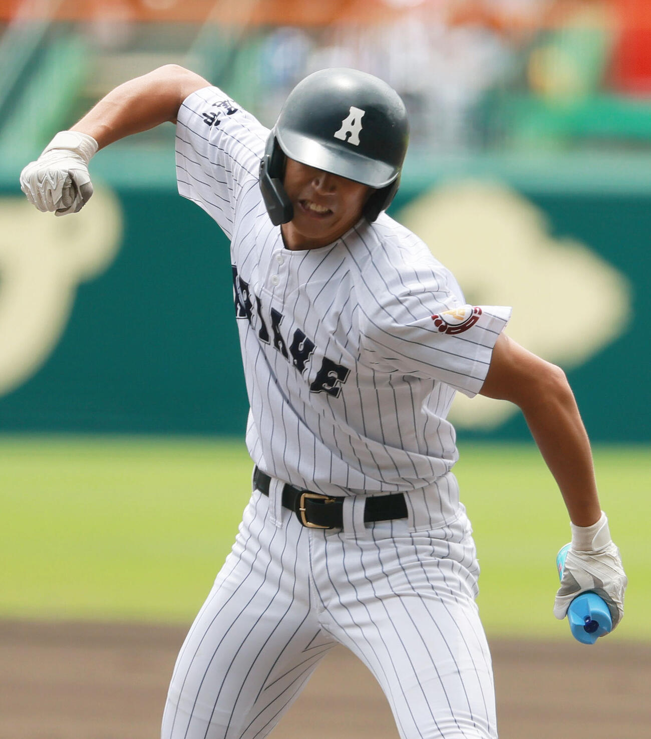 有明対東日本国際大昌平　8回表有明2死満塁、代打広沢遼太朗は逆転の2点適時打を放ちガッツポーズ（撮影・上山淳一）