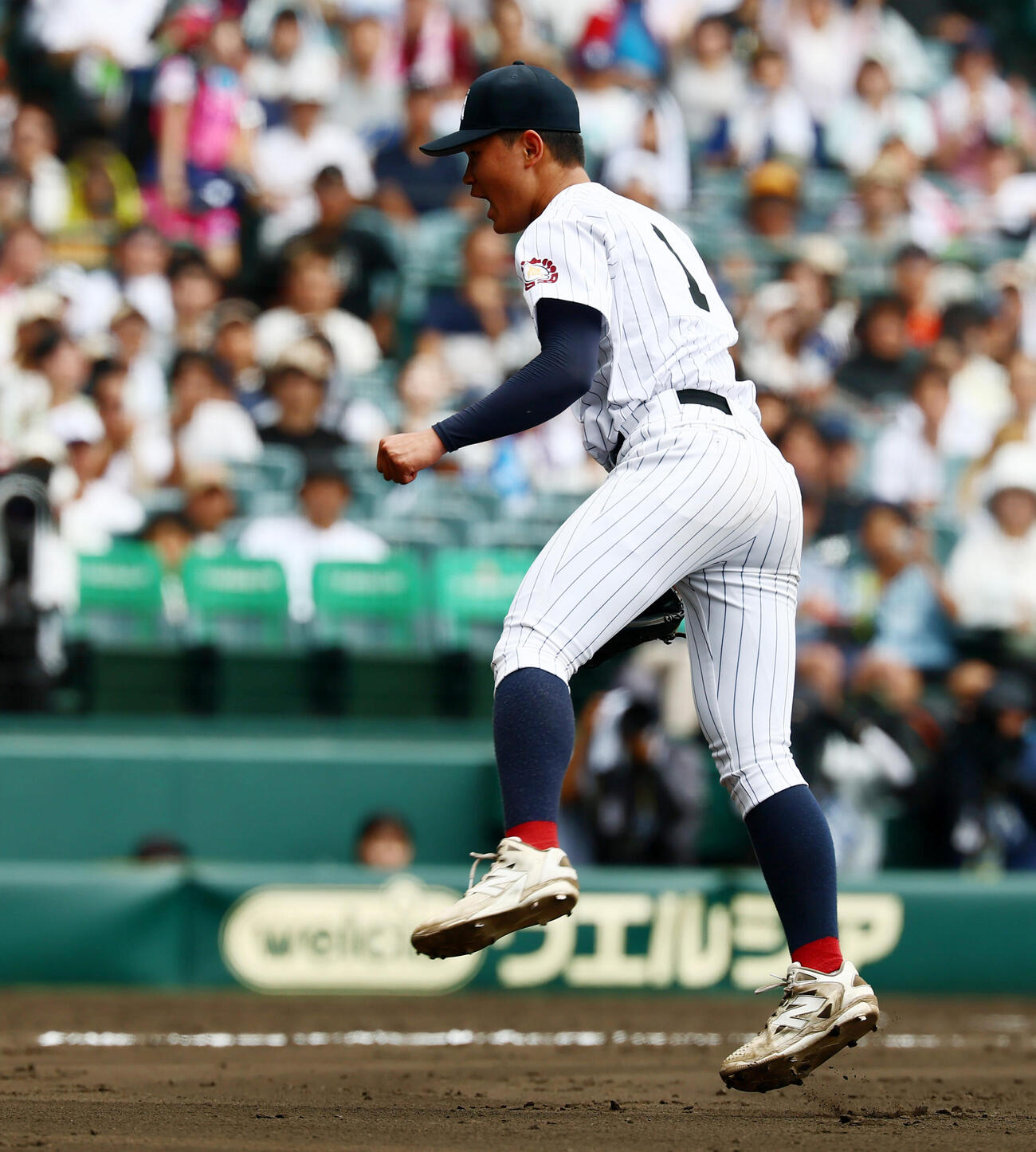 有明対東日本国際大昌平　9回裏東日本国際大昌平2死、斉藤遼汰郎は金沢匠良を三ゴロに仕留めガッツポーズを見せる（撮影・加藤哉）