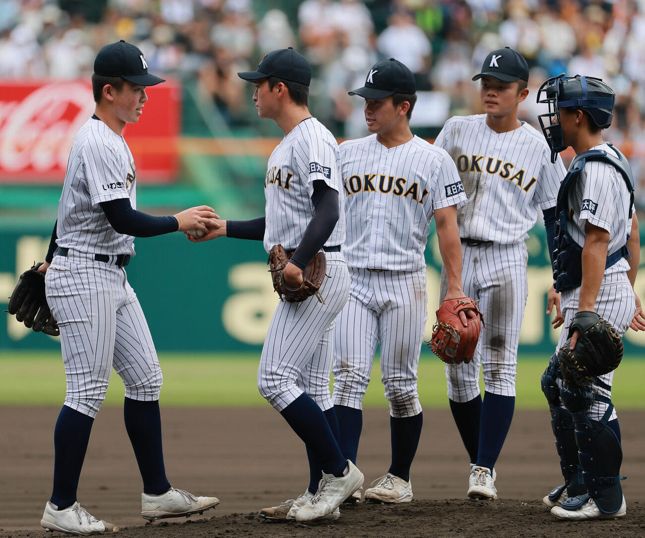 有明対東日本国際大昌平　8回表有明1死一、二塁、先発照沼佑崇（左から2人目）は白田夢真（左端）にマウンドを託し降板する（撮影・上山淳一）