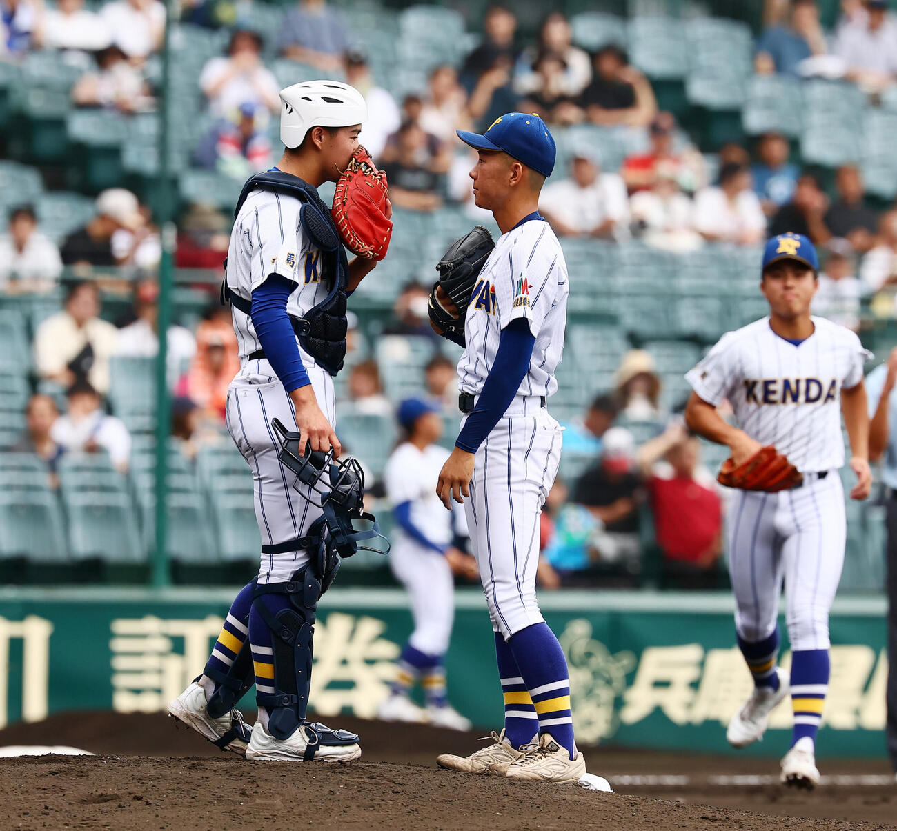 佐野日大対健大高崎　2回表佐野日大2死一、二塁、ピンチにマウンドに向かい大橋叡刀（右）に言葉を駆ける大岩翔斗捕手（撮影・加藤哉）