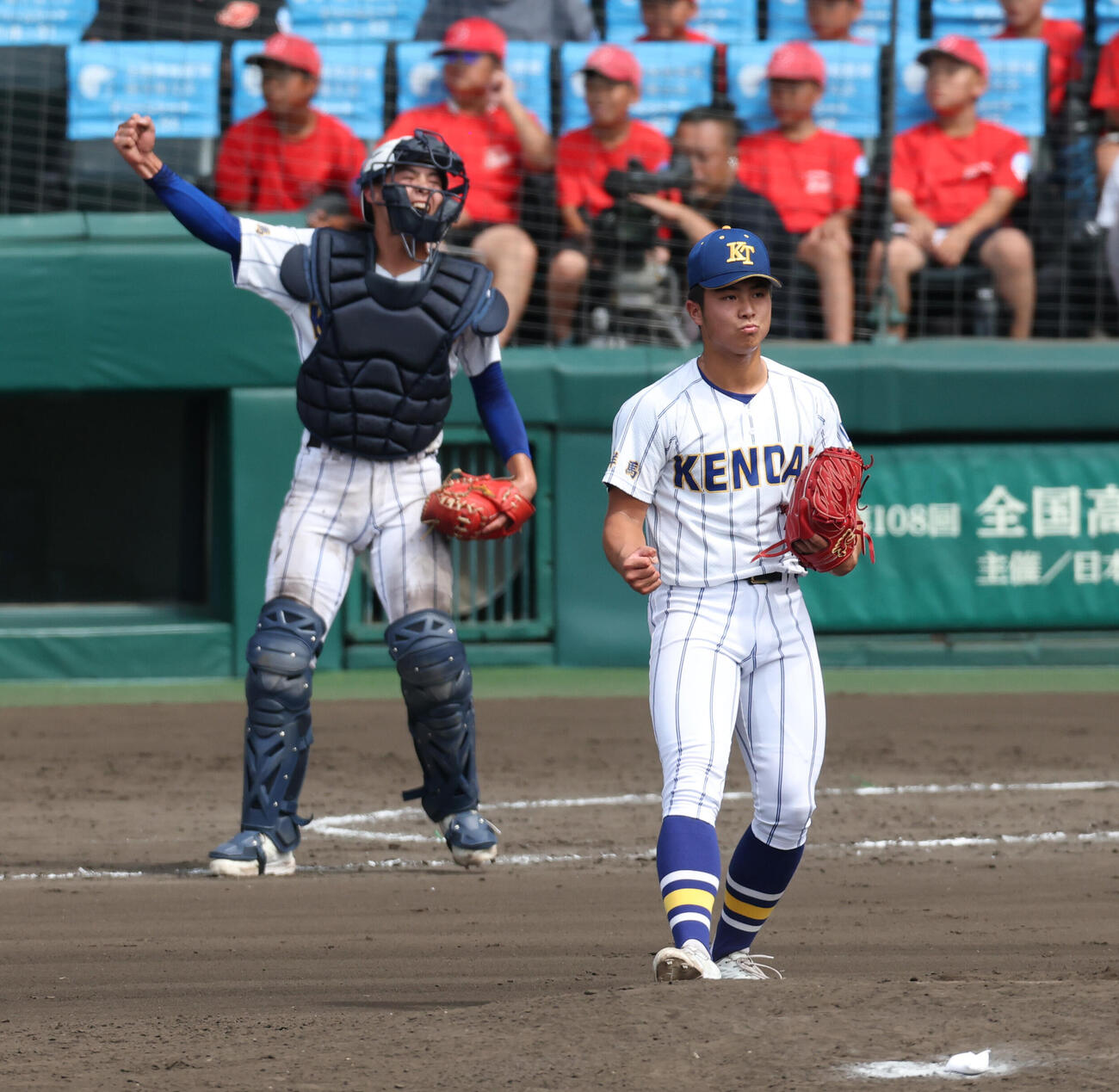 佐野日大対健大高崎　ベスト8進出を決めガッツポーズする健大高崎の大岩翔斗捕手（左）と石田翔大