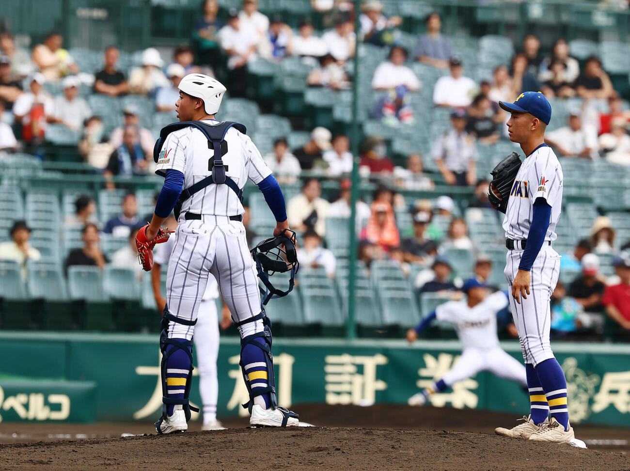 佐野日大対健大高崎2回表佐野日大2死一、二塁、大橋叡刀（右）のボークでマウンドへ向かう捕手大岩翔斗（撮影・加藤哉）