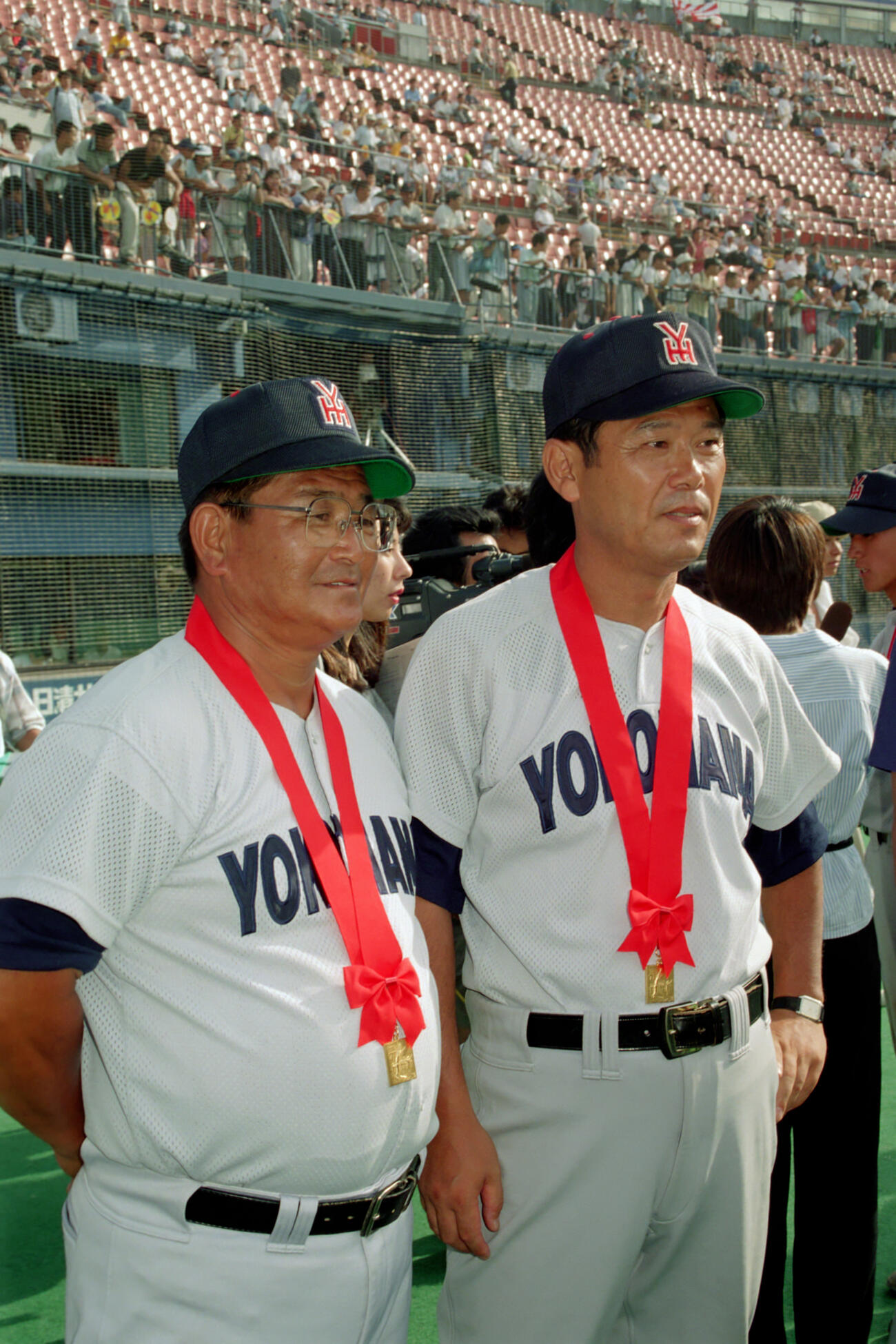 96年7月、第78回全国高校野球選手権神奈川大会決勝　優勝し、記念撮影をする横浜の小倉清一郎部長（左）と渡辺元智監督