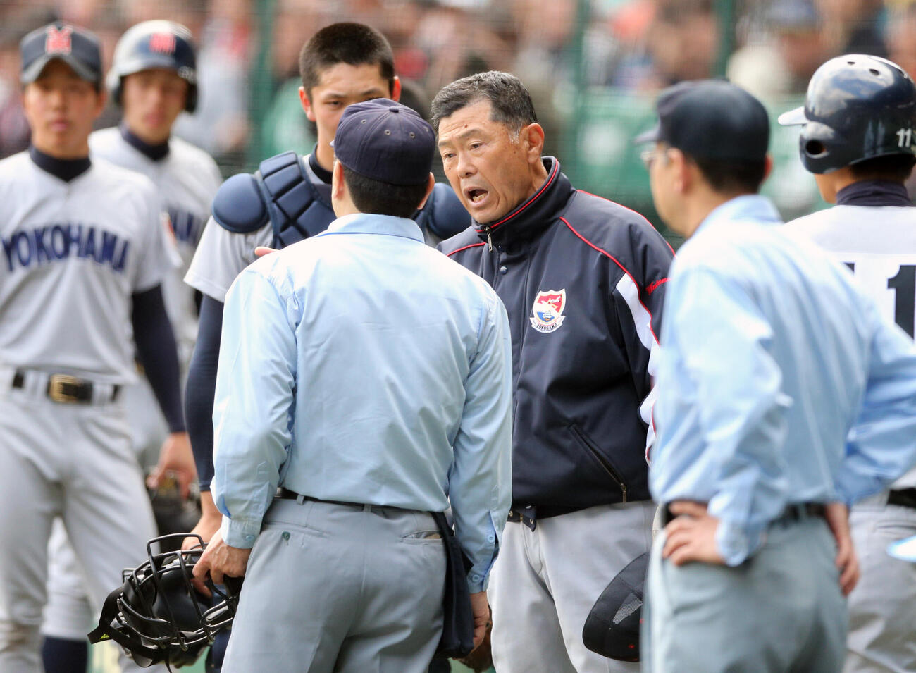 12年4月、センバツ準々決勝　関東一対横浜　判定に納得のいかない横浜・渡辺元智監督は球審に詰め寄る