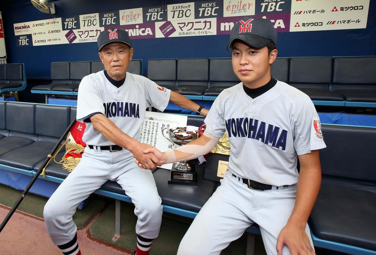 13年7月、全国高校野球神奈川大会決勝　優勝し、握手をかわす横浜・渡辺監督（左）と孫の佳明