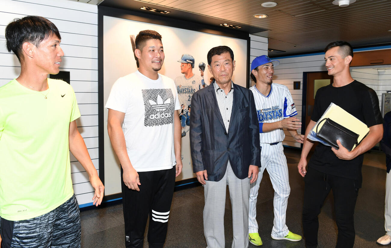 17年8月、横浜スタジアムを訪れた渡辺横浜高校前監督（中央）は、OBの左から荒波、筒香、ひとりおいて倉本、乙坂と記念撮影に納まる
