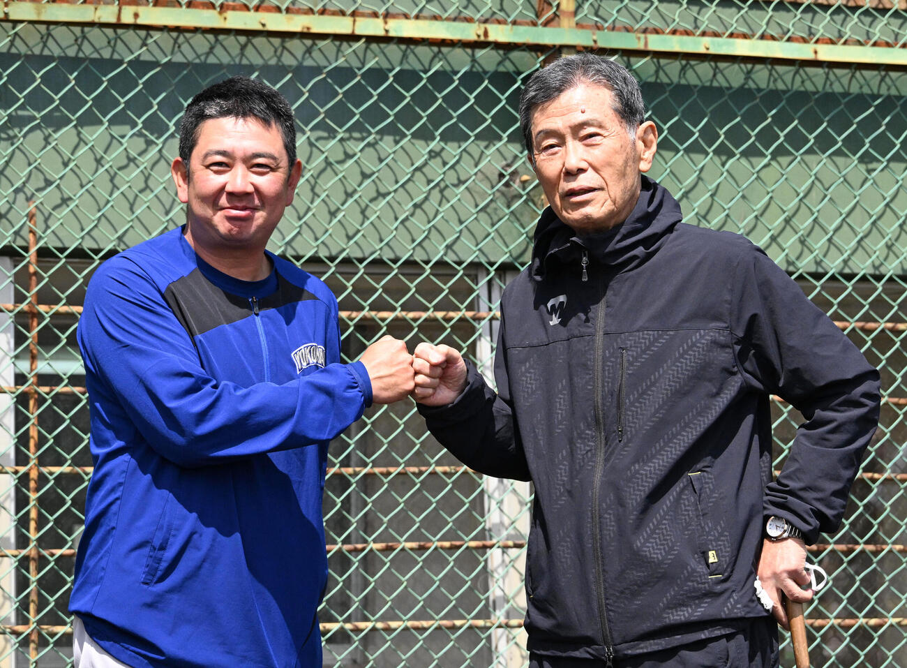 25年3月、横浜・村田浩明監督（左）と元横浜監督の渡辺元智氏