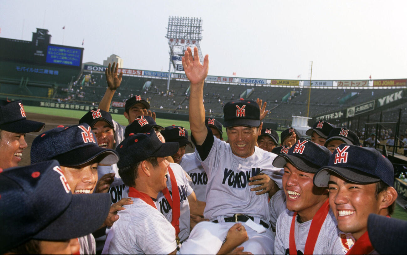 98年8月、第80回全国高校野球選手権記念大会決勝　ナインから胴上げされる渡辺監督