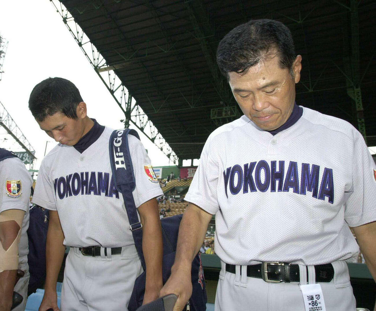 04年8月、第86回全国高校野球選手権大会準々決勝　駒大苫小牧に敗れ、グラウンドに一礼をして甲子園を去る横浜渡辺監督（右）とエース涌井