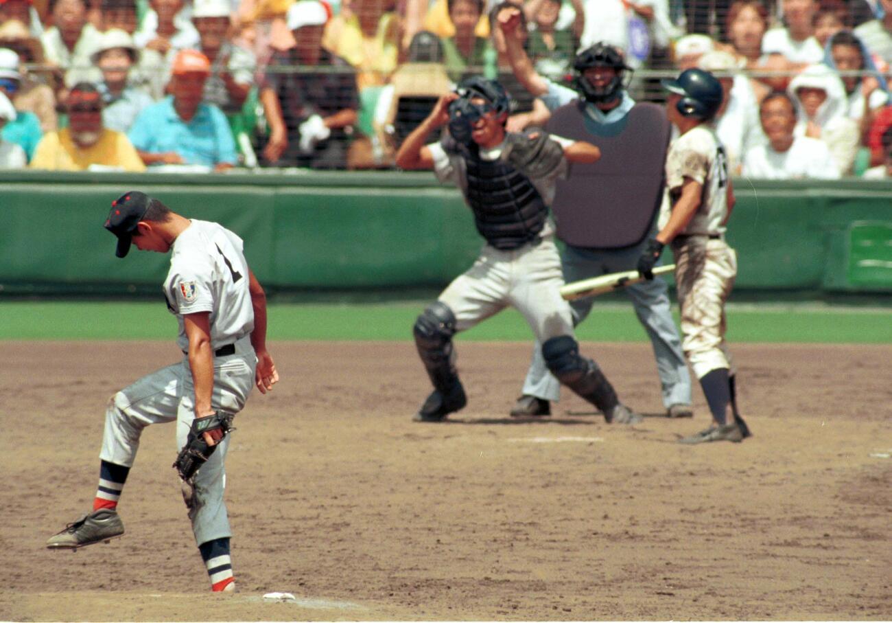 1998年8月20日、第80回全国高校野球選手権準々決勝　横浜対PL学園　PL学園と延長17回の激戦を投げぬき、勝利の瞬間放心状態の横浜・松坂大輔（左）