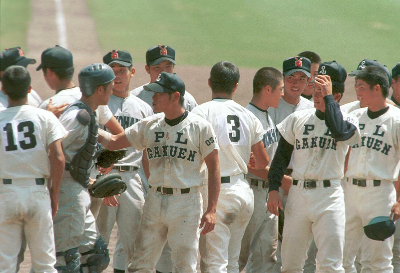 1998年8月20日、第80回全国高校野球選手権準々決勝　横浜対PL学園　幕切れであいさつを交わす両ナイン。左端はPL学園・平石洋介主将（13）。左から3人目は横浜・松坂大輔