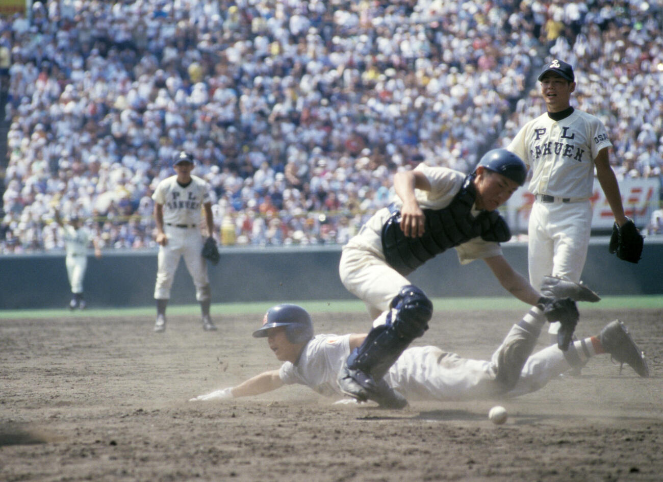 1998年8月20日、第80回全国高校野球選手権準々決勝　横浜対PL学園　延長11回表横浜1死二塁、柴の中前適時安打で生還する二塁走者・松坂大輔
