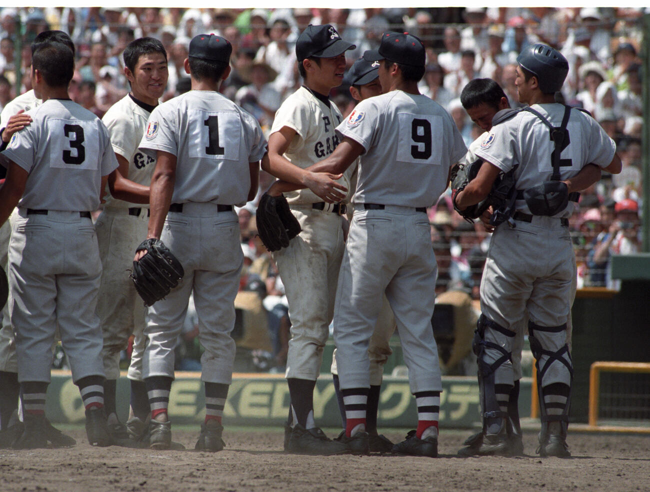 1998年8月20日、第80回全国高校野球選手権準々決勝　横浜対PL学園　延長17回の激闘を終えた両ナインは握手する。背中の1番は松坂大輔