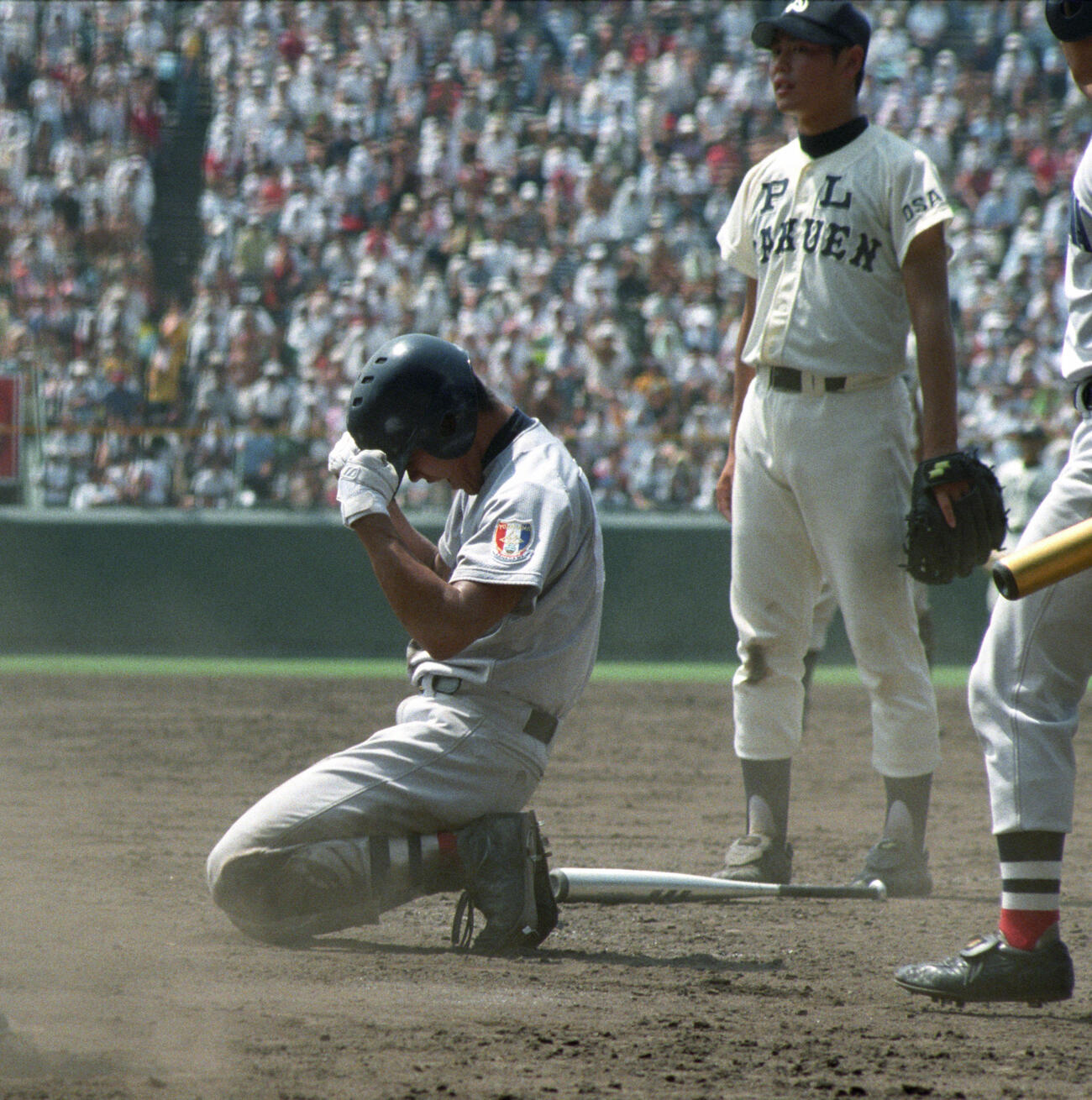 1998年8月20日、第80回全国高校野球選手権準々決勝　横浜対PL学園　延長11回表横浜1死二塁、柴の中前安打で生還した二塁走者松坂大輔はガッツポーズ