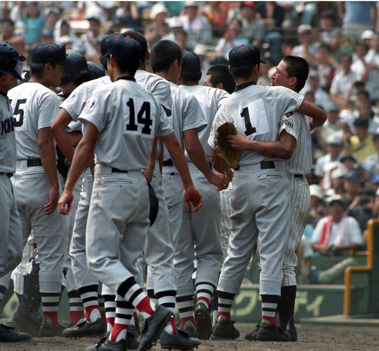 1998年8月21日、第80回全国高校野球選手権準決勝　横浜対明徳義塾　あいさつを終えた横浜の松坂大輔は号泣する明徳義塾の寺本四郎（右端）の肩を抱く