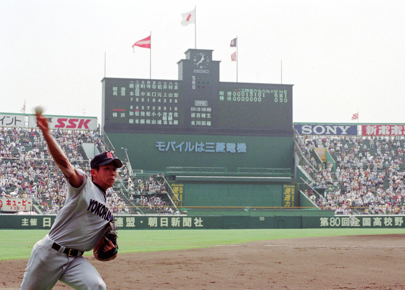 1998年8月21日、第80回全国高校野球選手権準決勝　横浜対明徳義塾　8回裏横浜の攻撃中に登板に備えブルペンで投球練習をする横浜・松坂
