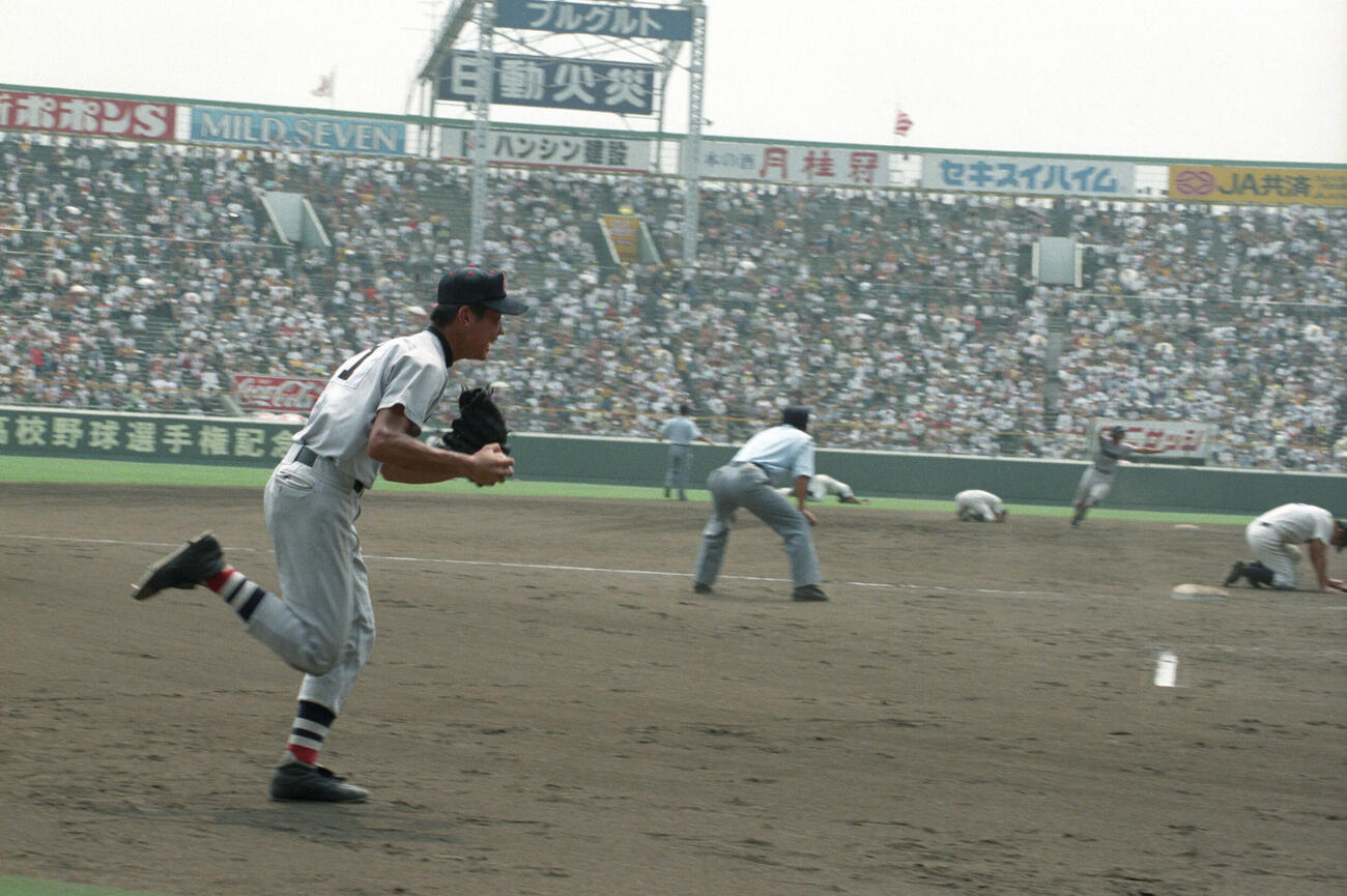 1998年8月21日、第80回全国高校野球選手権準決勝　横浜対明徳義塾　柴のサヨナラ打にガッツポーズする松坂大輔