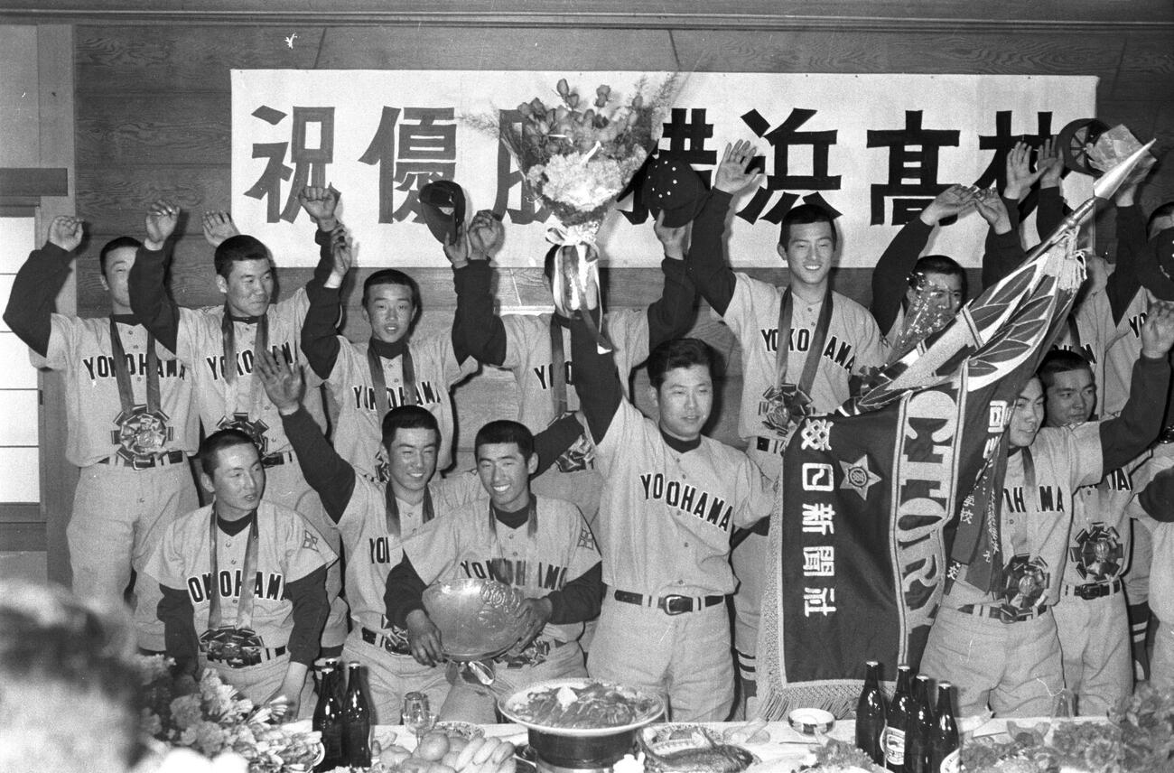 73年4月、選抜初出場初優勝を飾り、宿舎でナインとともに優勝を喜び合う横浜・渡辺監督