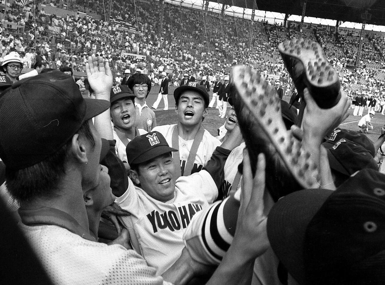 80年8月、荒木大輔擁する早実を破って優勝し、胴上げされる横浜の渡辺監督