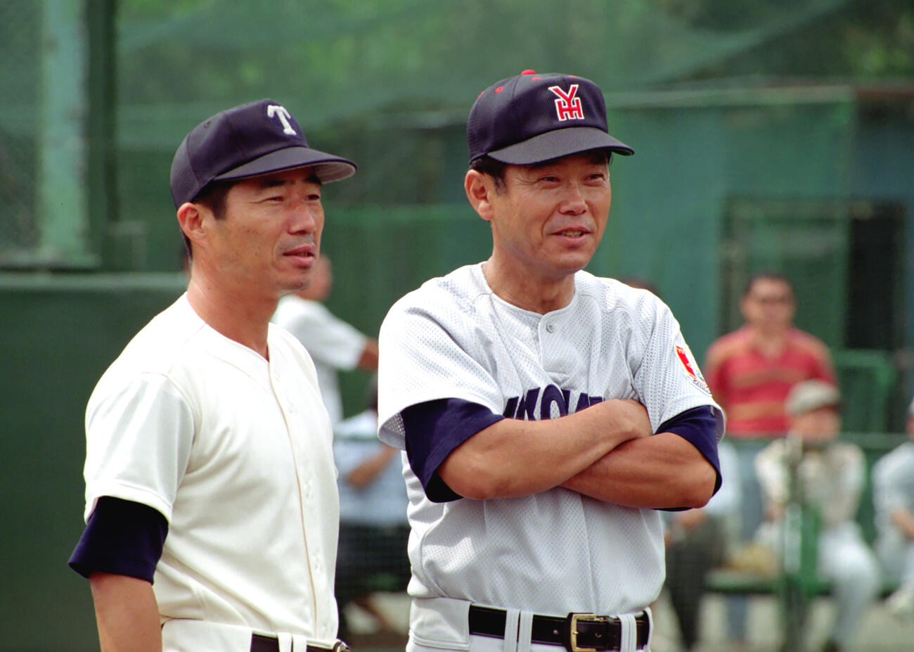 96年6月、練習試合で雑談する帝京の前田三夫監督（左）と横浜の渡辺元智監督