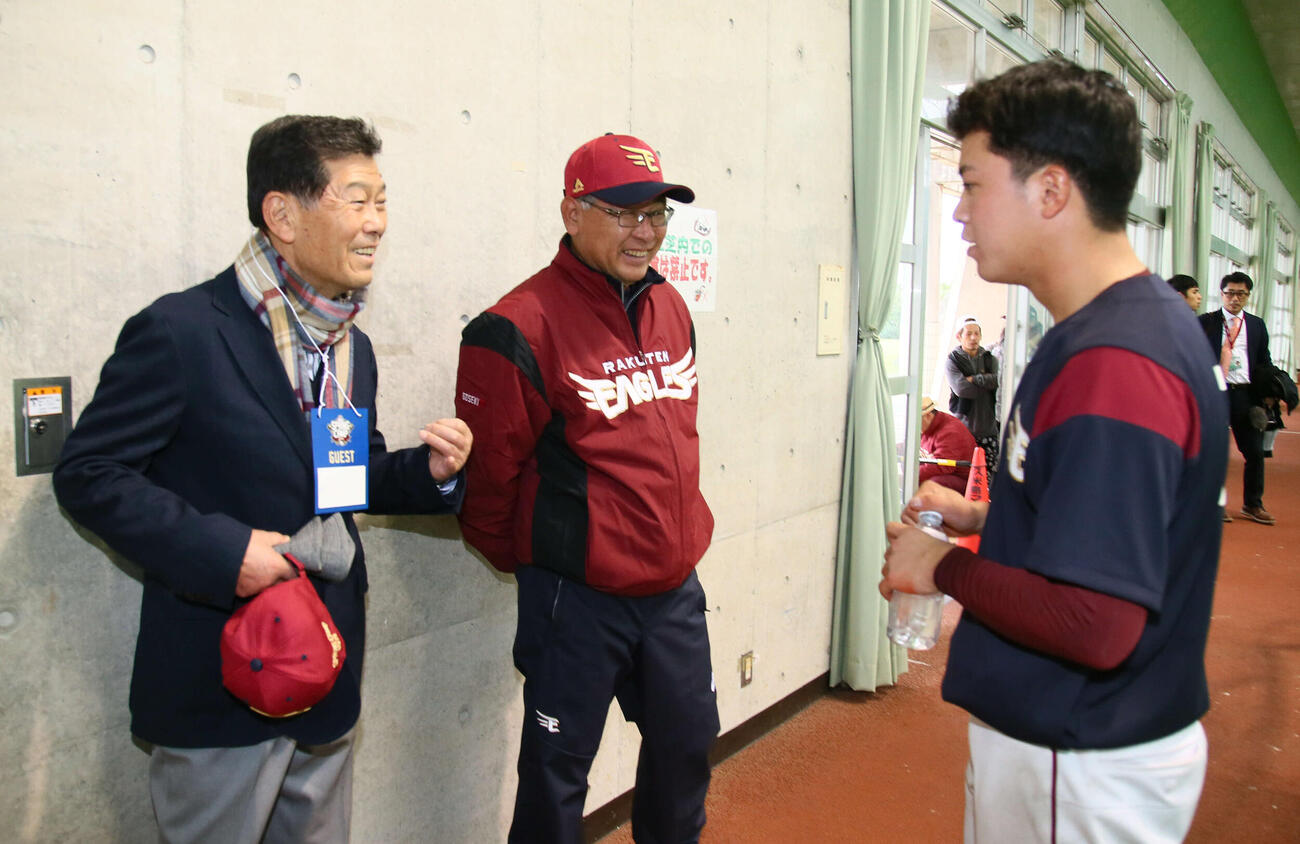 1日、楽天ルーキー渡辺佳（右）は祖父で横浜高前監督の元智氏（左）と談笑