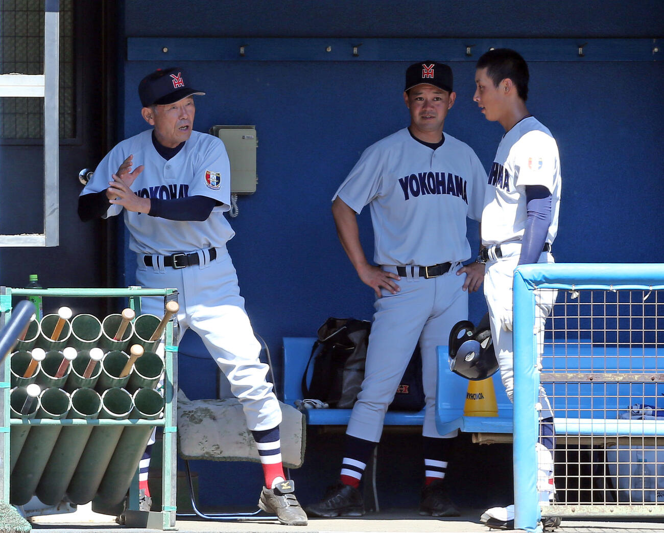 15年7月、藤平尚真（右）に指導する横浜・渡辺元智監督