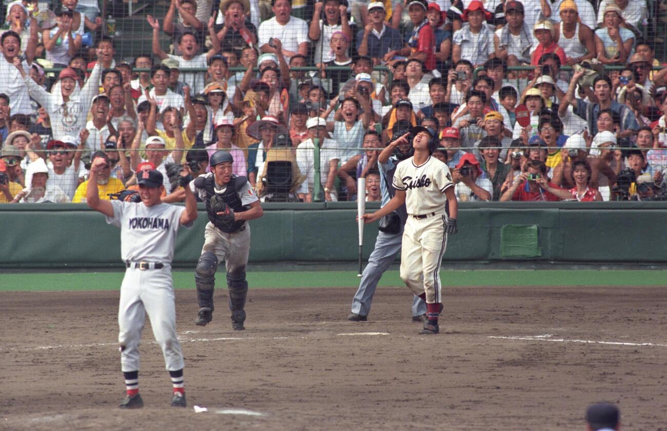 1998年8月22日、第80回全国高校野球選手権決勝戦　横浜対京都成章　9回表京都成章2死一塁、田中勇吾は三振に倒れ、優勝とノーヒットノーラン達成した松坂大輔（左）