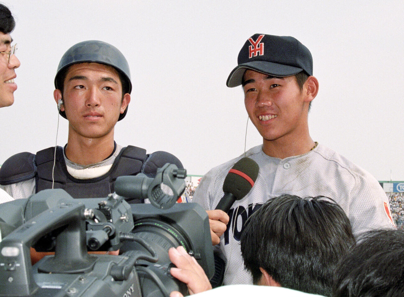 1998年8月22日、第80回全国高校野球選手権決勝戦　横浜対京都成章　優勝しヒーローインタビューを受ける横浜・小山良男（左）と松坂大輔