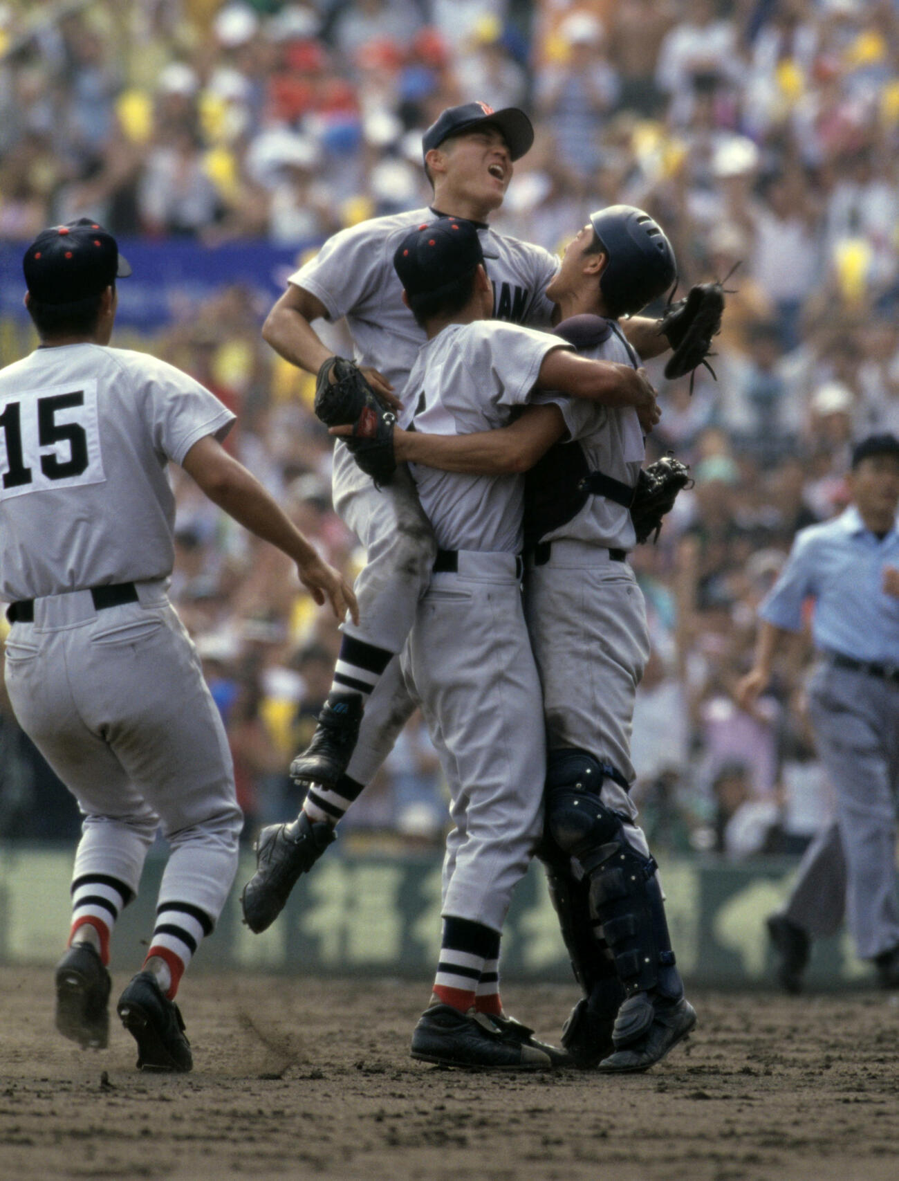1998年8月22日、第80回全国高校野球選手権決勝戦　横浜対京都成章　無安打無得点で優勝を決めマウンド付近で喜び合う横浜ナイン
